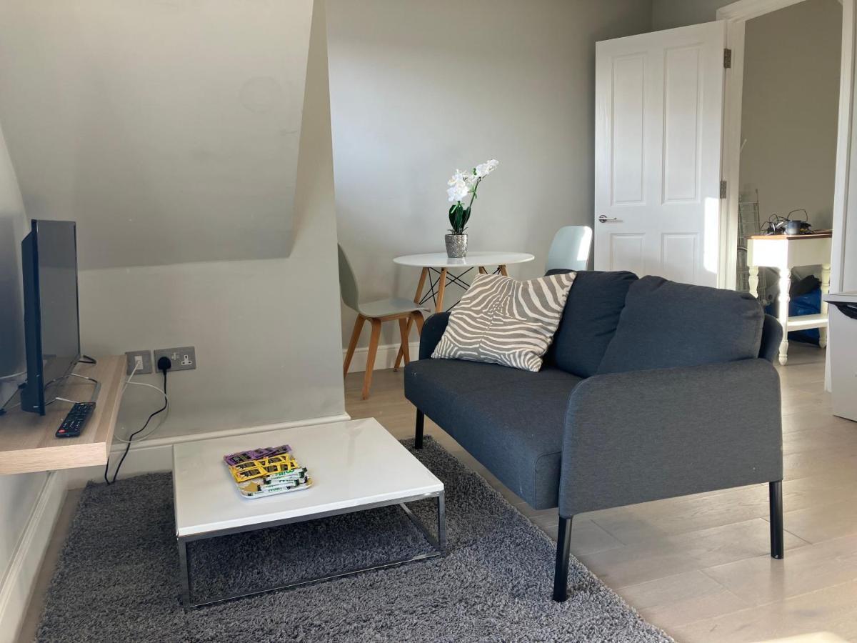 Stylish 1 Bed Flat With Private Terrace In Wimbledon - 3 The Queens Londra Exterior foto